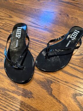 TKEES sz EU 38 (US sz 7) - Black gloss flip flops - Made in Brazil - like new